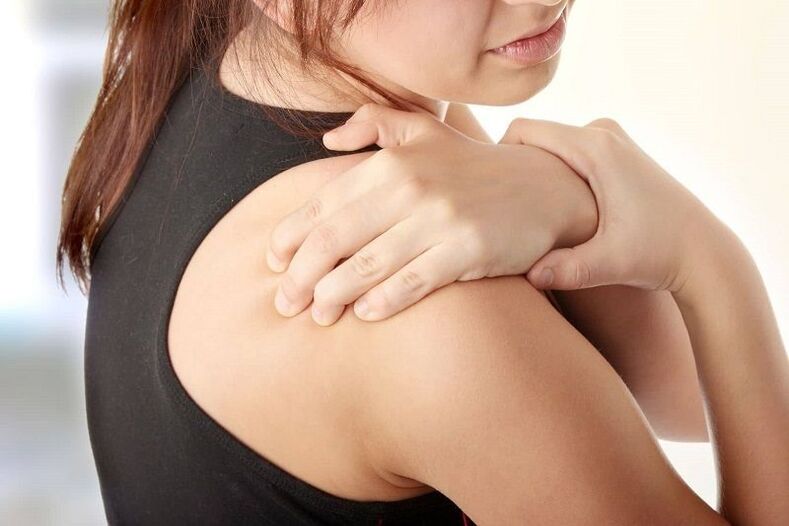 With cervical osteochondrosis, the pain radiates to the shoulder. 